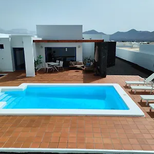 https://villalia-aroa.in-canary-islands.com